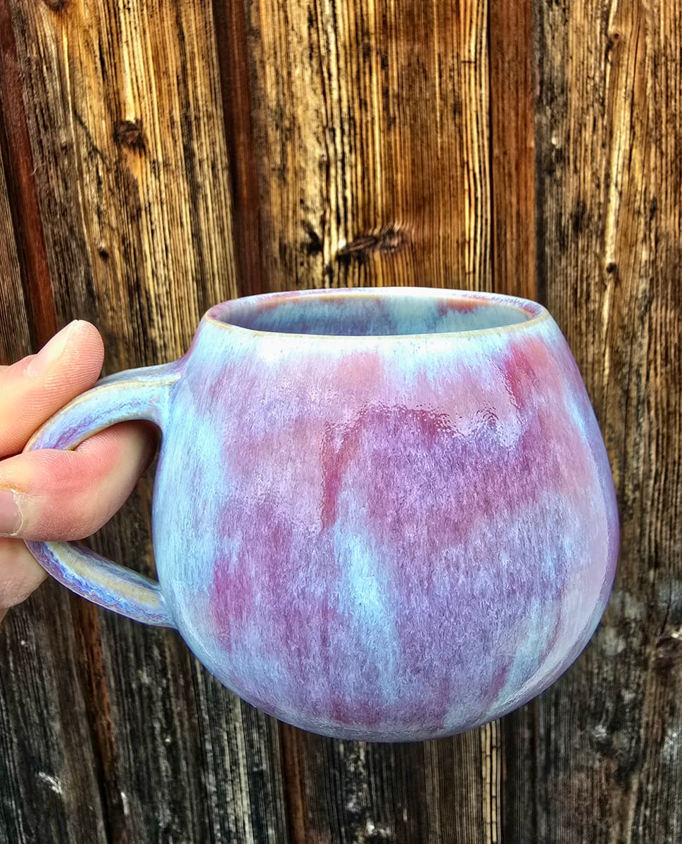 Handgetöpferter Becher mit beeren- und lavendelfarbener Glasur