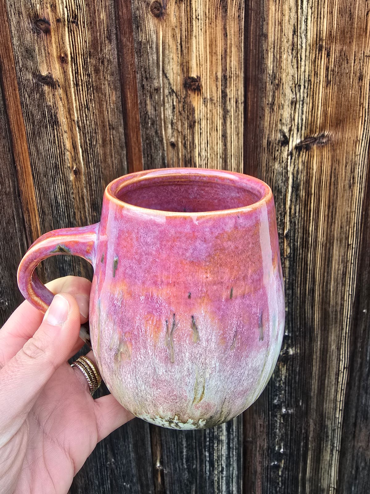 Hoher Becher mit beeren- und rosafarbener Laufglasur