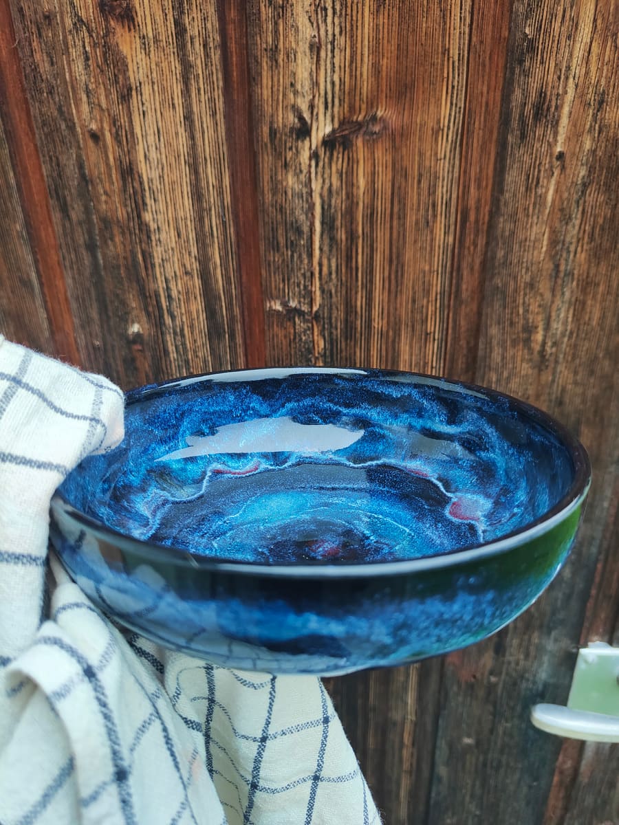 Schale mit tiefblauer Glasur auf einem karierten Tuch