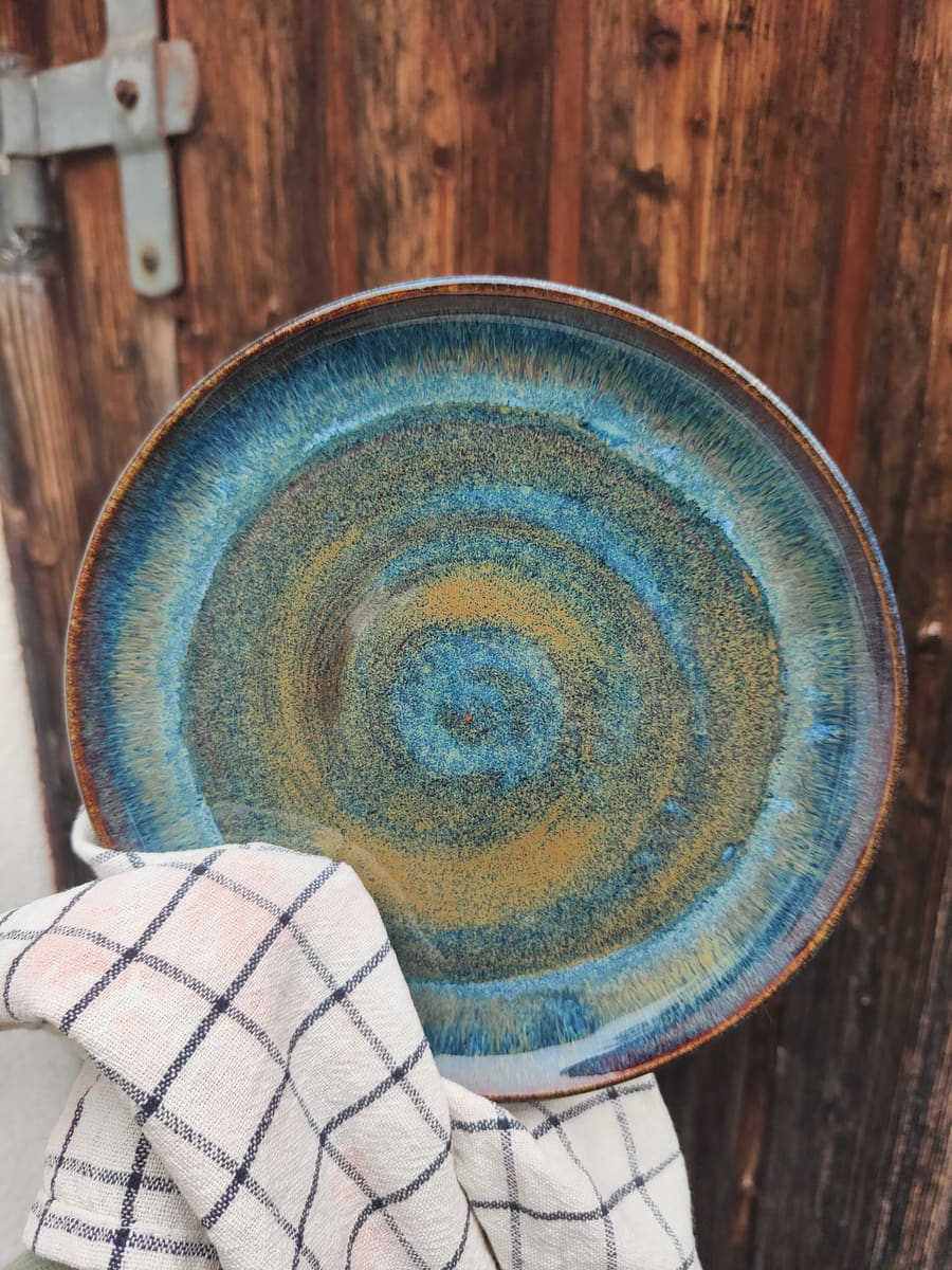 Grosser Teller mit blau-goldener Spiralglasur